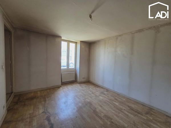 EXIREUIL ! Maison à rénover d'environ 100 m² habitables sans extérieur., Exireuil 79400