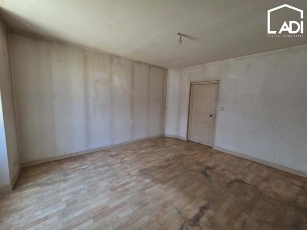 EXIREUIL ! Maison à rénover d'environ 100 m² habitables sans extérieur., Exireuil 79400