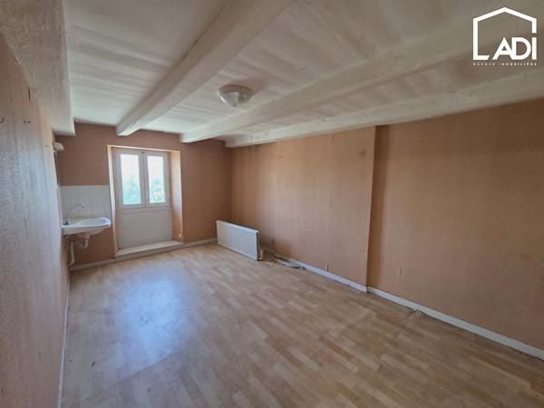 EXIREUIL ! Maison à rénover d'environ 100 m² habitables sans extérieur., Exireuil 79400