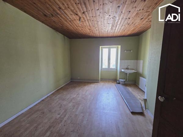 EXIREUIL ! Maison à rénover d'environ 100 m² habitables sans extérieur., Exireuil 79400