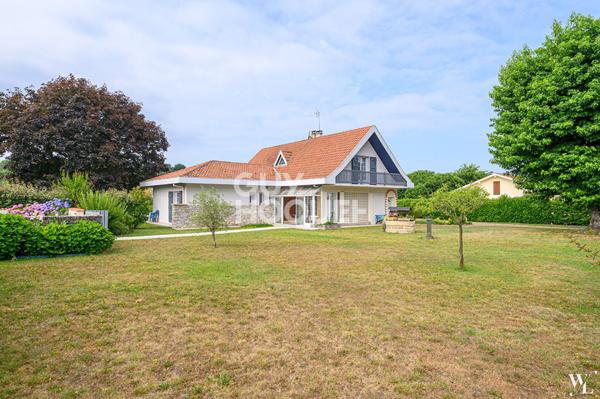 Superbe maison familiale à Saint Pierre Du Mont 6 pièce(s) 192 m2