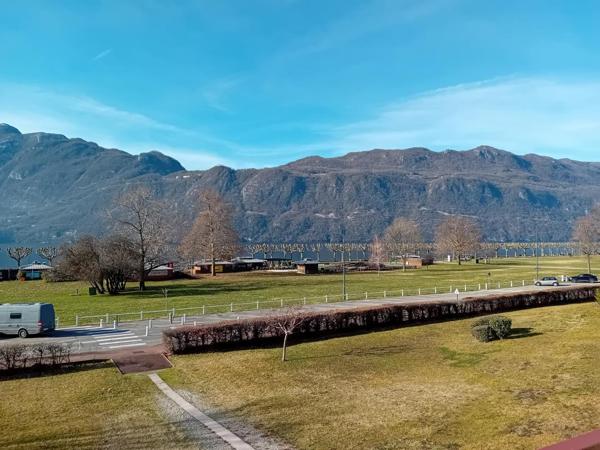 STUDIO MEUBLE AVEC VUE LAC