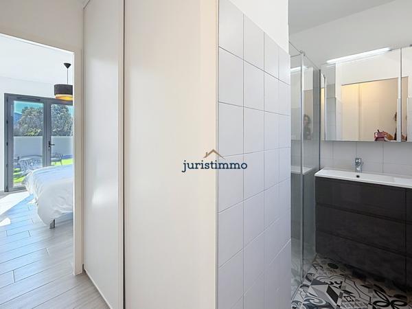 Vaison-la-Romaine (84110) COUP DE COEUR ! Villa d’architecte contemporaine de 2023 avec piscine, garage et vue dégagée à 180° à Vaison-l