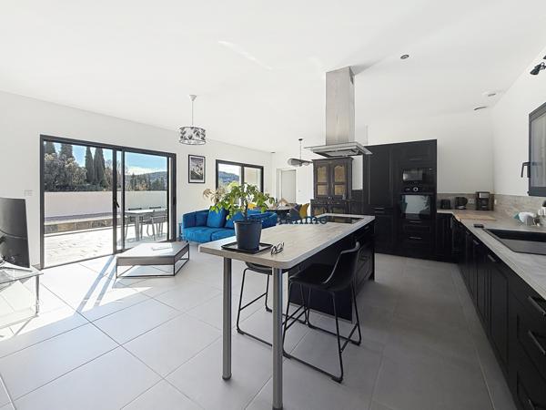 Vaison-la-Romaine (84110) COUP DE COEUR ! Villa d’architecte contemporaine de 2023 avec piscine, garage et vue dégagée à 180° à Vaison-l