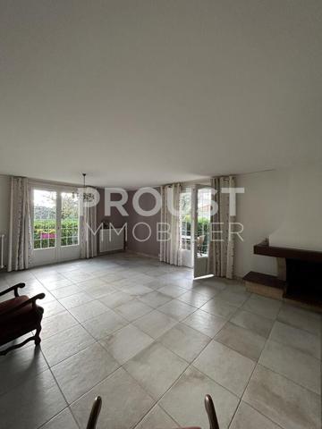 En exclusivité quartier saint-liguaire pavillon sur sous sol de 110m² environ avec garage et jardin.