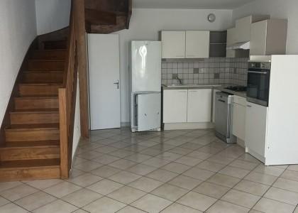 a vendre niort pavillon surélevé, 3 chambres bureau garage terrrain.