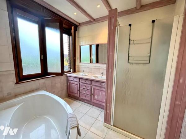 Maison individuelle en semi plain-pied  en retrait de rue