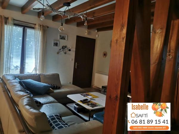 Villa très bien entretenue avec piscine, 3 chambres, spacieuse avec un appartement dans l'extension