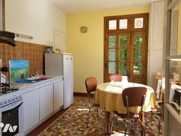 PROXIMITÉ COMMERCES / MAISON D'HABITATION AVEC JARDIN