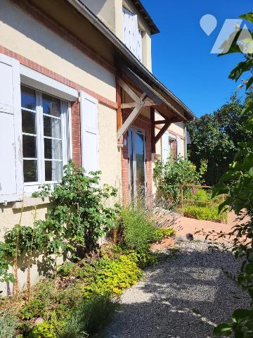 PROXIMITÉ COMMERCES / MAISON D'HABITATION AVEC JARDIN