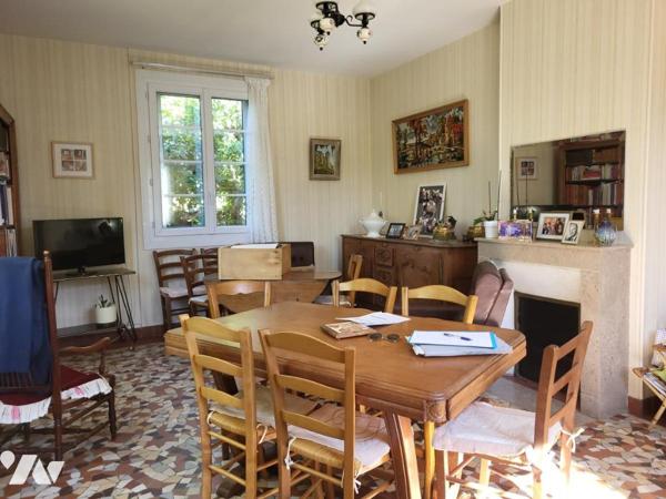 PROXIMITÉ COMMERCES / MAISON D'HABITATION AVEC JARDIN