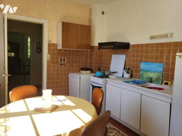 PROXIMITÉ COMMERCES / MAISON D'HABITATION AVEC JARDIN