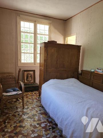 PROXIMITÉ COMMERCES / MAISON D'HABITATION AVEC JARDIN