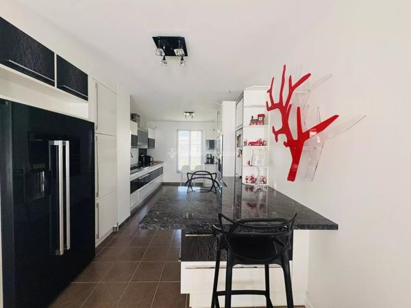 Vente                                                      Appartement
                        
                     6 pièces                      192 m2                     à Serris