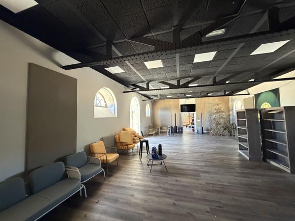 Bureau
         15 pièces
        - 900 m² 845 000 € *