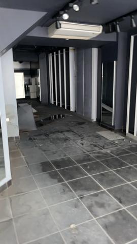 À vendre – Immeuble avec très grand local commercial et 2 appartements T3 au cœur de la ville de Châtellerault