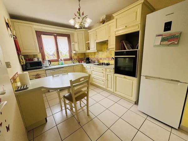 BOURGES-QUARTIER HÔPITAL-MAISON AVEC VERANDA, TROIS CHAMBRES