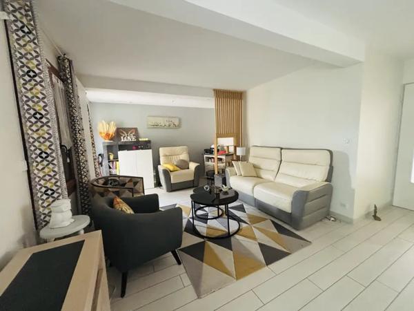 BOURGES-QUARTIER HÔPITAL-MAISON AVEC VERANDA, TROIS CHAMBRES