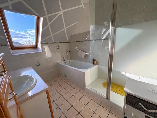 BOURGES-QUARTIER HÔPITAL-MAISON AVEC VERANDA, TROIS CHAMBRES