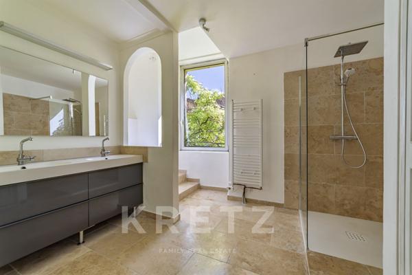 Ancien chateau du XIe siècle avec jardin au coeur du village