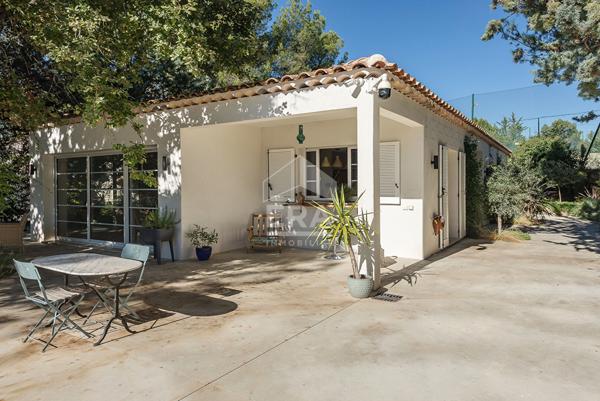 EGUILLES : Maison récente (2023) T4 de plain pied d'environ 110 m² avec 3 chambres sur un terrain de 1420 m² avec double garage