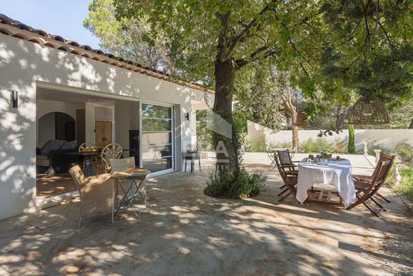 EGUILLES : Maison récente (2023) T4 de plain pied d'environ 110 m² avec 3 chambres sur un terrain de 1420 m² avec double garage