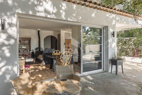 EGUILLES : Maison récente (2023) T4 de plain pied d'environ 110 m² avec 3 chambres sur un terrain de 1420 m² avec double garage