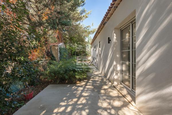 EGUILLES : Maison récente (2023) T4 de plain pied d'environ 110 m² avec 3 chambres sur un terrain de 1420 m² avec double garage