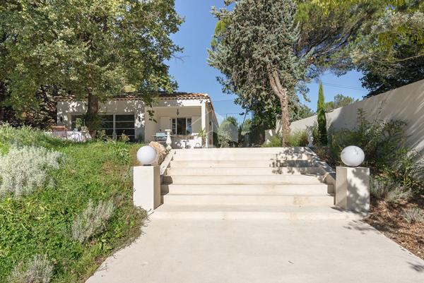 EGUILLES : Maison récente (2023) T4 de plain pied d'environ 110 m² avec 3 chambres sur un terrain de 1420 m² avec double garage