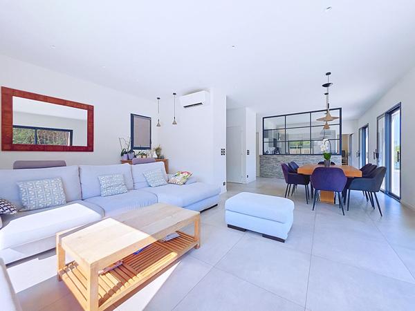 EXCLUSIVITE : MOUGINS LIMITE LE GUILLET / MAISON NEUVE AVEC PISCINE ET UN TERRAIN DE 1217M²