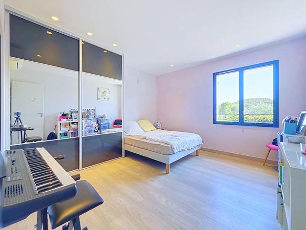 EXCLUSIVITE : MOUGINS LIMITE LE GUILLET / MAISON NEUVE AVEC PISCINE ET UN TERRAIN DE 1217M²