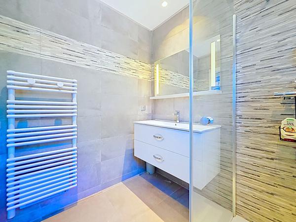 EXCLUSIVITE : MOUGINS LIMITE LE GUILLET / MAISON NEUVE AVEC PISCINE ET UN TERRAIN DE 1217M²