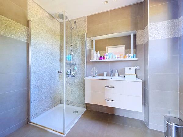 EXCLUSIVITE : MOUGINS LIMITE LE GUILLET / MAISON NEUVE AVEC PISCINE ET UN TERRAIN DE 1217M²