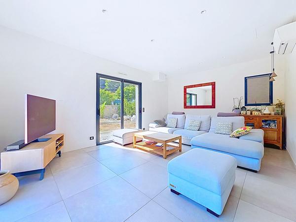 EXCLUSIVITE : MOUGINS LIMITE LE GUILLET / MAISON NEUVE AVEC PISCINE ET UN TERRAIN DE 1217M²