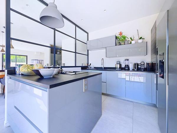 EXCLUSIVITE : MOUGINS LIMITE LE GUILLET / MAISON NEUVE AVEC PISCINE ET UN TERRAIN DE 1217M²