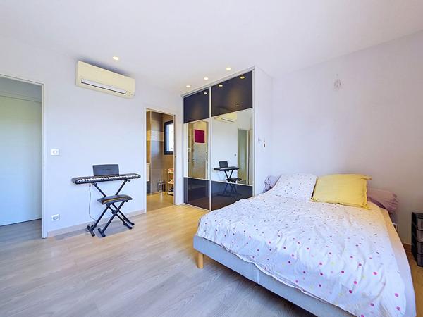 EXCLUSIVITE : MOUGINS LIMITE LE GUILLET / MAISON NEUVE AVEC PISCINE ET UN TERRAIN DE 1217M²