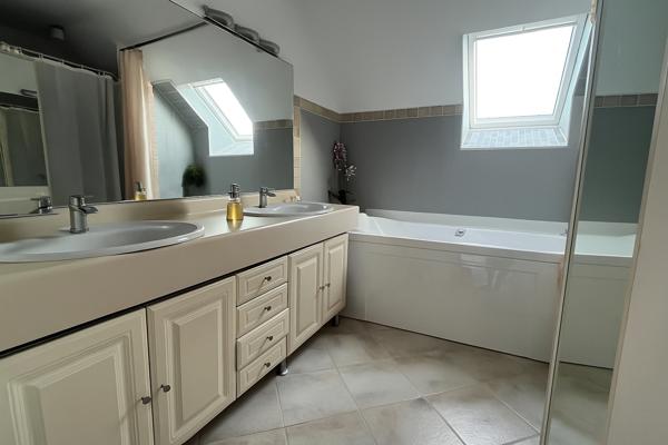 MAISON 6 PIÈCES 138 M² 6 pièces 4 chambres,  CALME ABSOLU