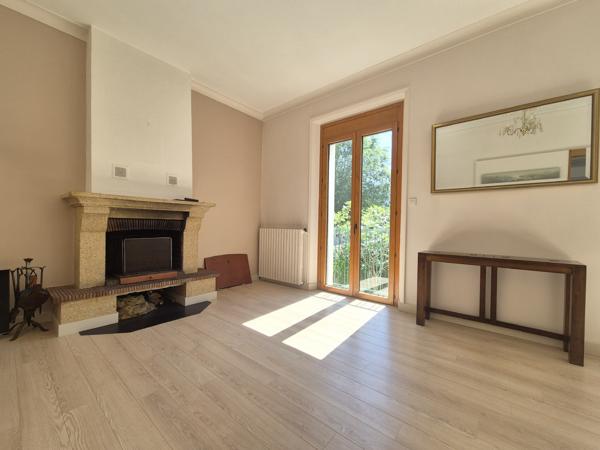 Maison
                                                                                                                                                                                                                                                                                                                        4 pièce(s)                                                                                                                                                                                                          3 chambre(s)                                                                                                                                                                                                          102.9  m²