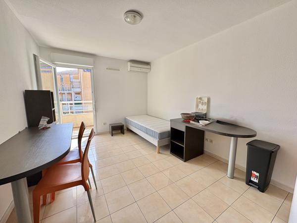 Studio
                                                                                                                                                                                                                                                                                                                        1 pièce(s)                                                                                                                                                                                                                                                                                                                              19  m²
