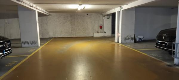 Situé dans le 11e arrondissement de Paris (75011), Bd Richard Lenoir, ce parking de 12m2, construit en 1997, se trouve au 3e sous-sol de l'immeuble, offrant une stationnement pratique et sécurisé.