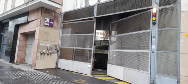 Situé dans le 11e arrondissement de Paris (75011), Bd Richard Lenoir, ce parking de 12m2, construit en 1997, se trouve au 3e sous-sol de l'immeuble, offrant une stationnement pratique et sécurisé.