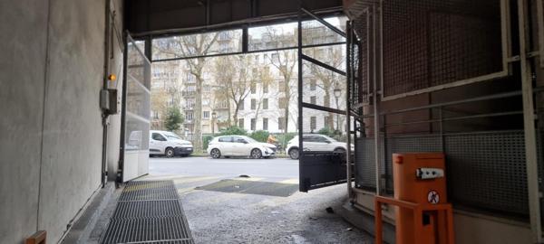 Situé dans le 11e arrondissement de Paris (75011), Bd Richard Lenoir, ce parking de 12m2, construit en 1997, se trouve au 3e sous-sol de l'immeuble, offrant une stationnement pratique et sécurisé.
