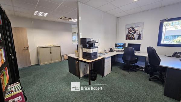Location bureaux avec stockage à Bron dans parc accessible et lumineux