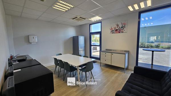 Location bureaux avec stockage à Bron dans parc accessible et lumineux