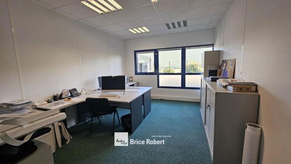 Location bureaux avec stockage à Bron dans parc accessible et lumineux
