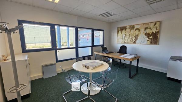 Location bureaux avec stockage à Bron dans parc accessible et lumineux