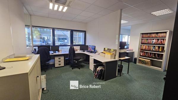 Location bureaux avec stockage à Bron dans parc accessible et lumineux
