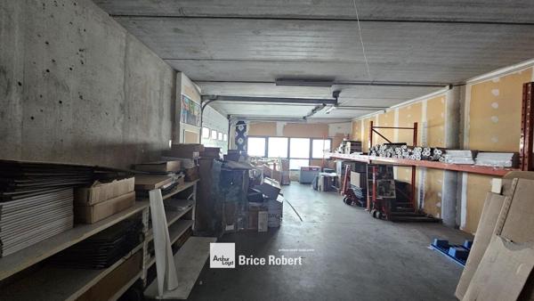 Location bureaux avec stockage à Bron dans parc accessible et lumineux