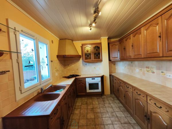 Très belle maison au calme, à 10 minutes à l’est de Lisieux, sans vis-à-vis et offrant une jolie vue.