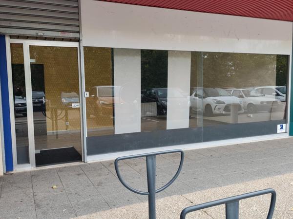 Local commercial dans une zone artisanale.